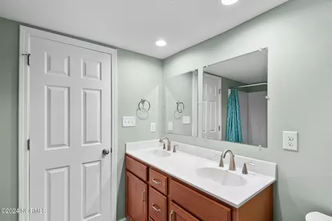 Bath - 9112 Riverview Dr, New Bern, NC 28560 photo 1 of 5