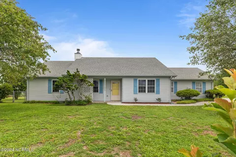 401 Foxtrace Ln, Hubert, NC 28539