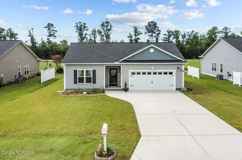 202 Garland Shores Dr, Hubert, NC 28539