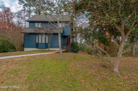 4312 Village Ct, Morehead City, NC 28557