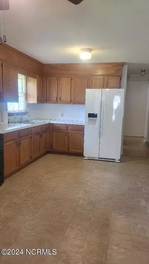 Kitchen - 405 Fleming St, Washington, NC 27889 photo 2 of 2