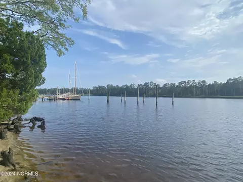 5314 Trade Winds Rd, New Bern, NC 28560