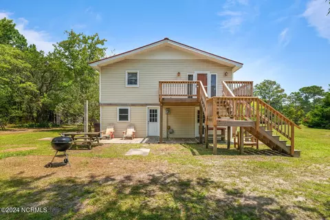 325 Electric Ln, Hampstead, NC 28443