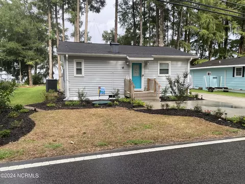 2702 Canal Cove Rd, Lake Waccamaw, NC 28450
