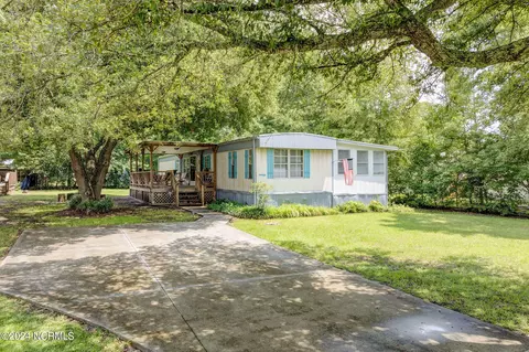 621 Creek Dr, Hampstead, NC 28443