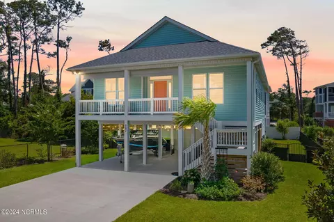 102 SE 32nd St, Oak Island, NC 28465
