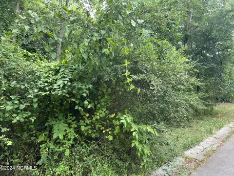 32 Robin St, Fayetteville, NC 28312