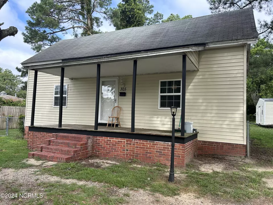 Exterior - 305 2nd St, Laurinburg, NC 28352 photo 1 of 1