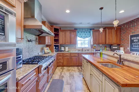 Kitchen - 538 River Rd, Wallace, NC 28466 photo 2 of 4