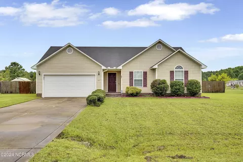 493 Driftwood Ln, Raeford, NC 28376