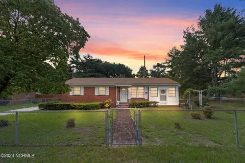 600 4th St, Hamlet, NC 28345