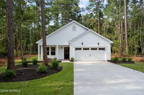 569 Boundaryline Dr NW, Calabash, NC 28467