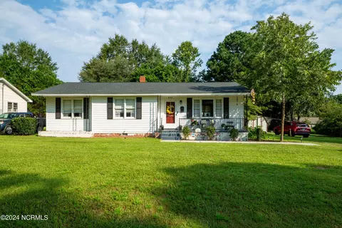 904 Warren St, Clinton, NC 28328