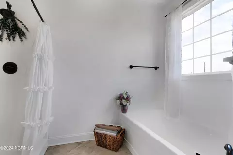 Bath - 226 Gregory Fork Rd, Richlands, NC 28574 photo 4 of 5