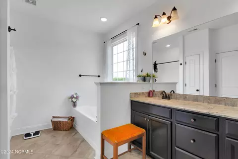 Bath - 226 Gregory Fork Rd, Richlands, NC 28574 photo 2 of 5