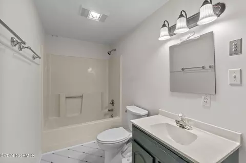 Bath - 121 Noahs Ln, Point Harbor, NC 27964 photo 3 of 3