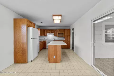 Kitchen - 121 Noahs Ln, Point Harbor, NC 27964 photo 3 of 4