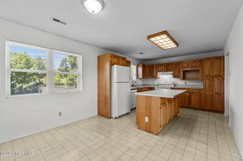 Kitchen - 121 Noahs Ln, Point Harbor, NC 27964 photo 2 of 4