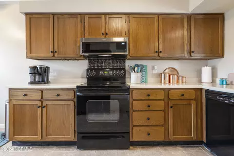 Kitchen - 436 Widgeon Dr, Hampstead, NC 28443 photo 2 of 6