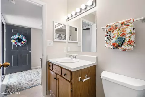 Bath - 436 Widgeon Dr, Hampstead, NC 28443 photo 6 of 10