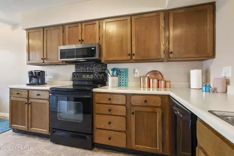 Kitchen - 436 Widgeon Dr, Hampstead, NC 28443 photo 4 of 6