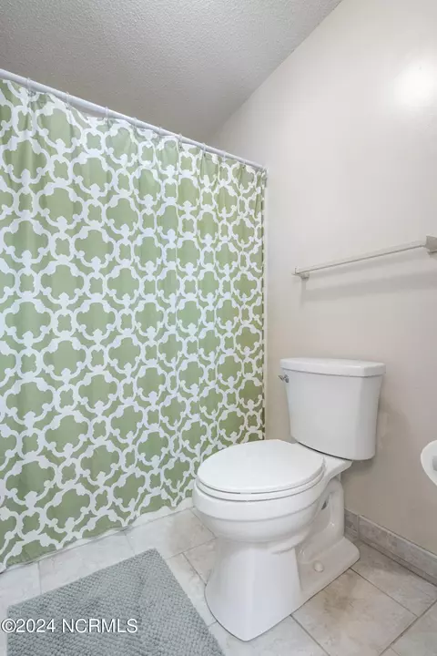 Bath - 436 Widgeon Dr, Hampstead, NC 28443 photo 9 of 10