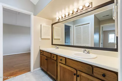 Bath - 436 Widgeon Dr, Hampstead, NC 28443 photo 4 of 10