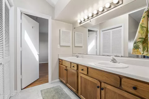 Bath - 436 Widgeon Dr, Hampstead, NC 28443 photo 7 of 10