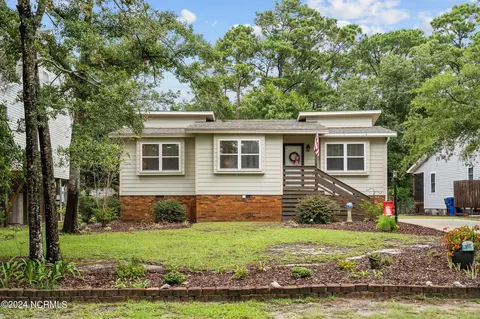 445 Womble St, Oak Island, NC 28465