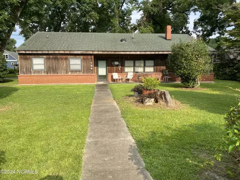 704 Columbia Ave, Lake Waccamaw, NC 28450
