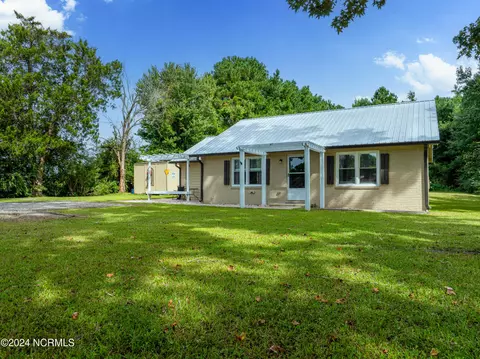 97 New Rd, Burgaw, NC 28425