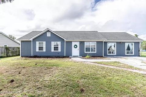 307 Foxtrace Ln, Hubert, NC 28539