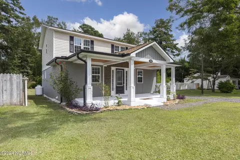 209 S Rockfish St, Wallace, NC 28466