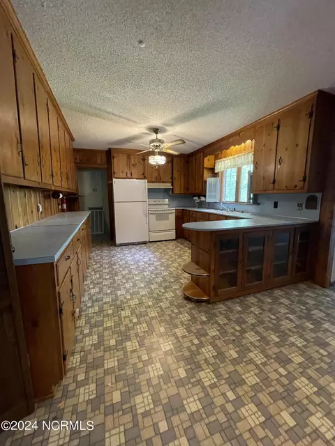 Kitchen - 202 E Vance St, Williamston, NC 27892 photo 2 of 3