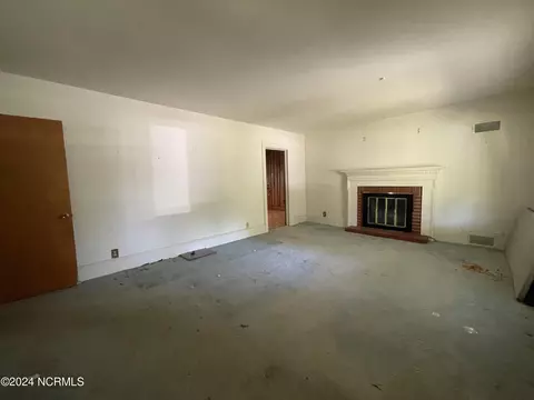 Living - 202 E Vance St, Williamston, NC 27892 photo 1 of 7