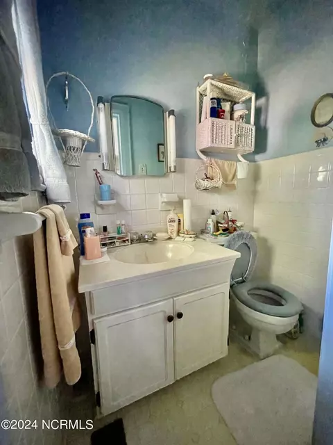 Bath - 202 E Vance St, Williamston, NC 27892 photo 2 of 2
