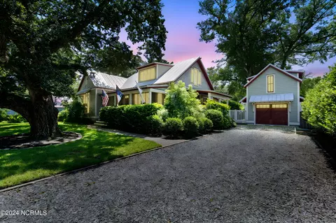 109 N Rhett St, Southport, NC 28461