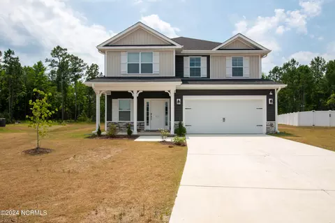 933 Eakins Ln, Richlands, NC 28574