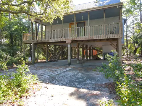 202 NE 57th St, Oak Island, NC 28465