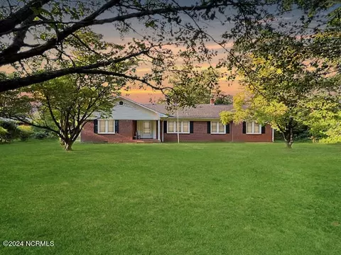 912 W Queen St, Edenton, NC 27932