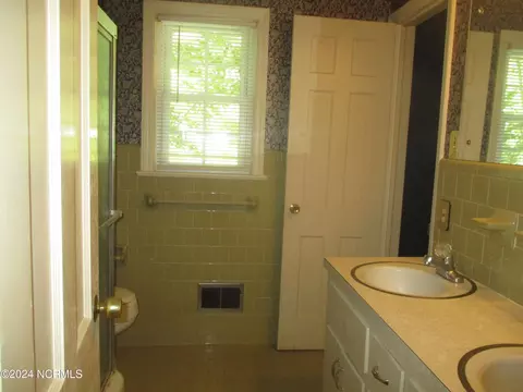 Bath - 547 S Fourth St, Macclesfield, NC 27852 photo 2 of 2