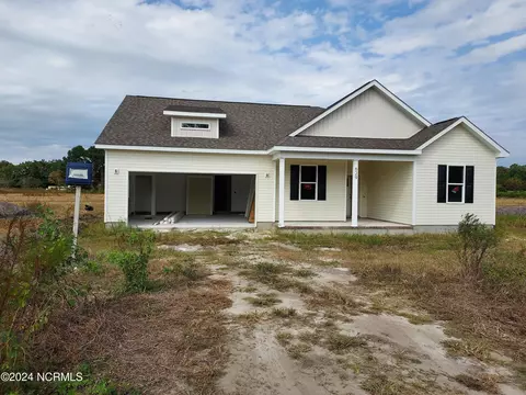 629 Bright Harvest Dr, Maysville, NC 28555