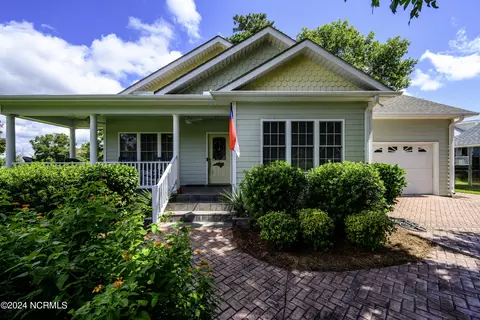704 Church St, Oriental, NC 28571