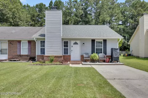 216 Live Oak Ct, Midway Park, NC 28544