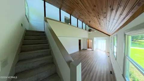 Entry Way - 562 Richlands Loop Rd, Richlands, NC 28574 photo 5 of 7