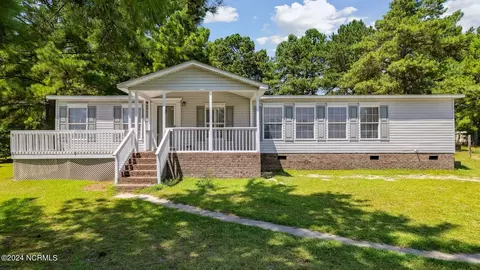 225 Meadowfield Cir, Aberdeen, NC 28315