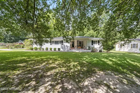 303 N Cowan St, Burgaw, NC 28425
