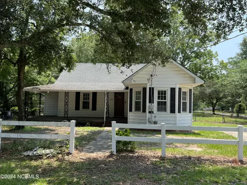 389 Nine Foot Rd, Newport, NC 28570