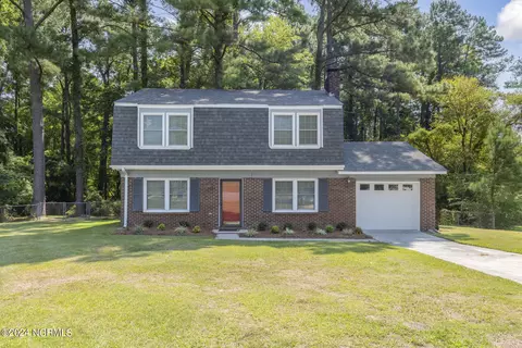 210 E Willowood Ln, Jacksonville, NC 28546