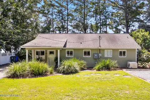 1402 Canal Cove Rd, Lake Waccamaw, NC 28450